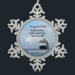 cruiseschip | Honeymoon gepersonaliseerd Tin Sneeuwvlok Ornament<br><div class="desc">Gepersonaliseerde cruiseskiepaardsouvenir ornament - Deze vakantieversiering van de bestemming tijdens de huwelijksreis is volledig gepersonaliseerd, inclusief de naam van het cruiseschip, de vaardatum en de bruid- en bruinnamen. Tegen een cruiseschip dat in de oceaan vaart onder een wolkenhemel. Volledig aanpasbaar voor alle cruisevakties, niet alleen voor cruisevakoenen, met inbegrip van...</div>