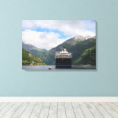 Cruiseschip in Geirangerfjord canvas print (Insitu (Houten vloer))