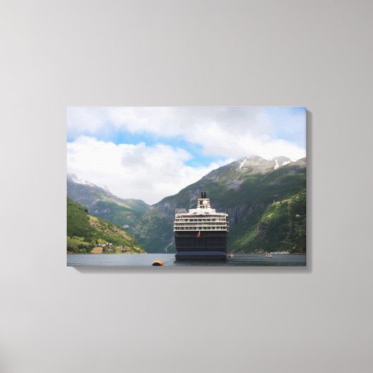 Cruiseschip in Geirangerfjord canvas print (Voorkant)