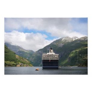 Cruiseschip in Geirangerfjord, foto-afdruk Foto Afdruk