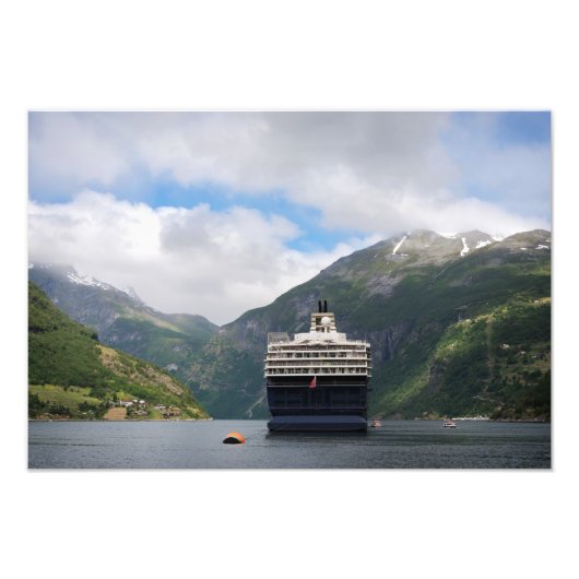Cruiseschip in Geirangerfjord, foto-afdruk Foto Afdruk (Voorkant)