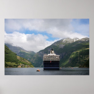 Cruiseschip in Geirangerfjord poster