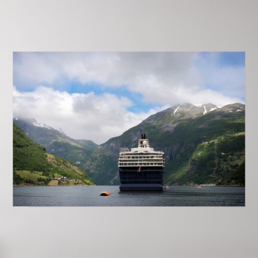Cruiseschip in Geirangerfjord poster (Voorkant)
