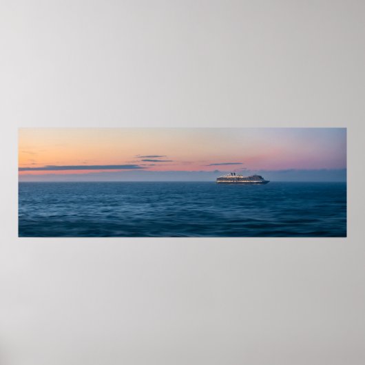 Cruiseschip onder Alaskan Sunset Poster (Voorkant)