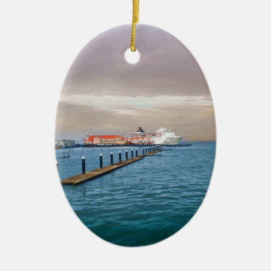 cruiseschip op de pier keramisch ornament (Voorkant)