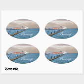 Cruiseschip op de pier ovale sticker (Vel)