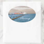 Cruiseschip op de pier ovale sticker (Tas)