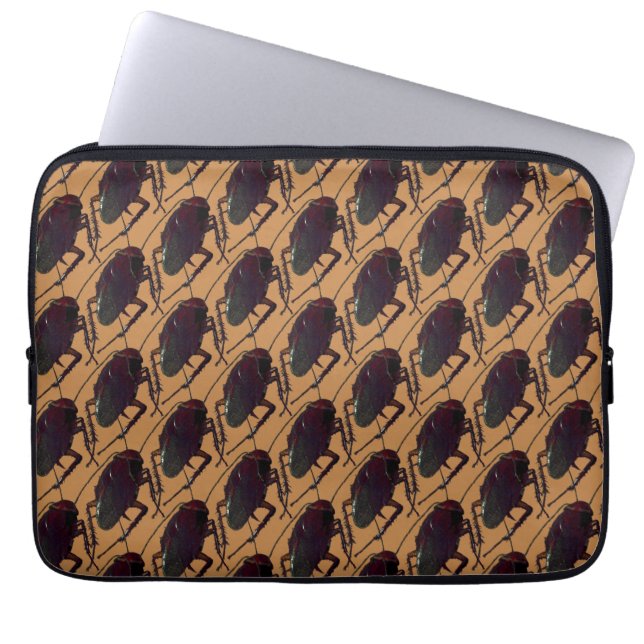 Crunchy Cockroaches op bruine achtergrond Laptop Sleeve (Voorkant)