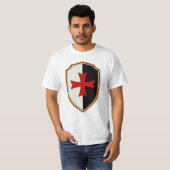 Crusader Cross On Shield T-shirt (Voorkant volledig)
