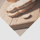 Crusty Bread and Slices op houten plank Tissuepapier (Detail)