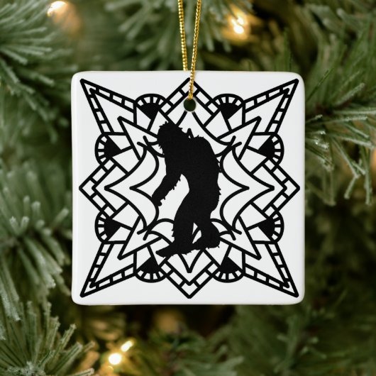 Cryptid Big foot, Sasquatch in een Mandala Keramisch Ornament (Boom)