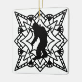 Cryptid Big foot, Sasquatch in een Mandala Keramisch Ornament (Links)