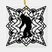 Cryptid Big foot, Sasquatch in een Mandala Keramisch Ornament (Voorkant)