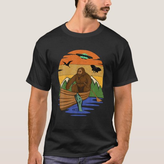 Cryptid River Bigfoot T met UFO Zee Creature Moth T-shirt (Voorkant)