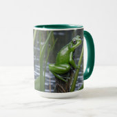 Crystal Clarity: Green Glass Frog op River Reeds Mok (Voorkant rechts)
