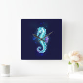 Crystal Ice Seahorse op blauwe achtergrond Vierkante Klok (Huis)