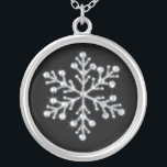 Crystal Snowflake Ketting<br><div class="desc">De mousserende kristallen en de shimmerende kralen versieren de fotoillustratie op dit ketting. Het is een mooie memento voor elk meisje op het bruiloft feest.</div>