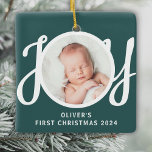 Cuaton naam eerste kerst foto groene Keepsake Keramisch Ornament<br><div class="desc">Dit schattige Baby's First Christmas Photo Ornament is versierd met het woord JOY in stijlvolle scripttypografie op een groene achtergrond. Eenvoudig aan te passen met uw foto,  naam en jaar.</div>