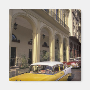 Cuba, Havana. Colorful Chevy's uit de jaren vijfti Magneet