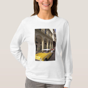Cuba, Havana. Kleurrijke Chevrolets uit de jaren 5 T-shirt