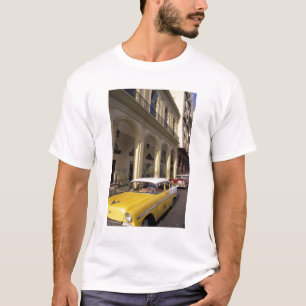 Cuba, Havana. Kleurrijke Chevys uit de jaren 50 T-shirt