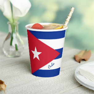 Cubaanse vlag op papier, bekers en Cubaanse partij