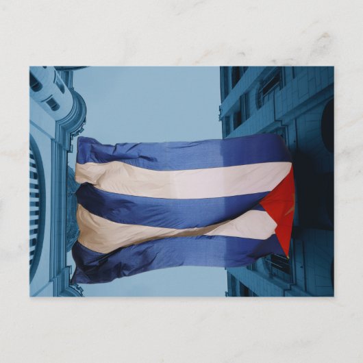 Cubaanse vlag tussen gebouwen in Havana, Cuba Briefkaart (Voorkant)