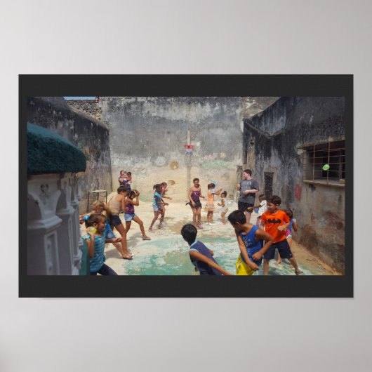 Cuban children with water balloons poster (Voorkant)