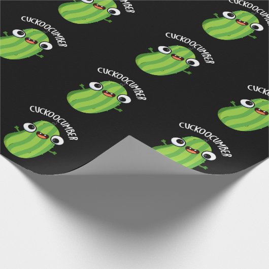 Cuckoocumber Funny Veggie Cucumber Pun Dark BG Cadeaupapier (Hoek)