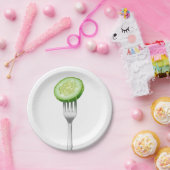 Cucumbersegment op een vork papieren bordje (Feest)