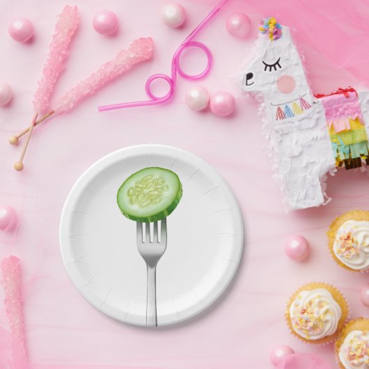 Cucumbersegment op een vork papieren bordje (Feest)