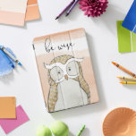Cuddlies Owl | Be Wise iPad Pro Cover<br><div class="desc">Deze waterverf print bevat een poel met een schattige zin | Door Grace Popp</div>