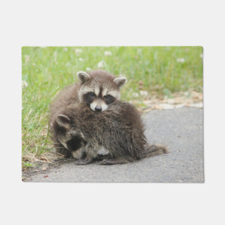 Cuddling-Baby-accoons Deurmat