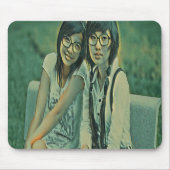 Cue friends sitting next to each other muismat (Voorkant)