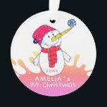 Cue Snowman Pink Baby's eerste Kerstmis Ornament<br><div class="desc">Cute Snowman Pink Baby's eerste kerstversiering. Snowman met een sneeuwvlok op zijn neus koelen. De achtergrond is een roze kleursplash met witte sneeuwvlokken. Eenvoudig te personaliseren met jouw naam en geboortejaar.</div>