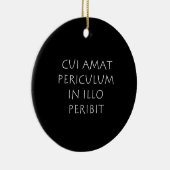 Cui amat periculum in illo peribit keramisch ornament (Rechts)
