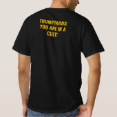 "CULT LEADER" B/W "TRUMPTARDS: JE BENT IN EEN CULT T-SHIRT (Achterkant)