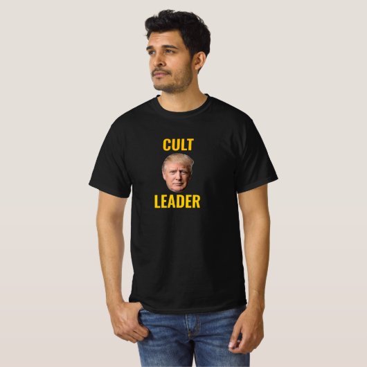 "CULT LEADER" B/W "TRUMPTARDS: JE BENT IN EEN CULT T-SHIRT (Voorkant volledig)
