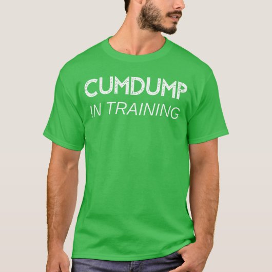Cumdump in training jongen t-shirt (Voorkant)