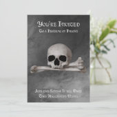 Cumelie en kruisbeenderen bij Gray Halloween Invit Aankondiging (Staand voorkant)