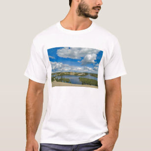 Cumuluswolken zweven boven meren, Northwest T-shirt