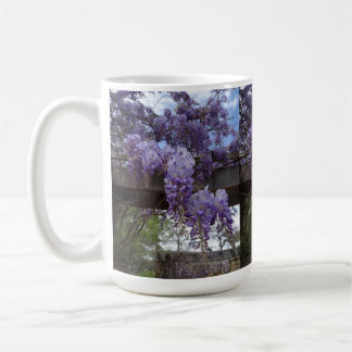 Cup with wisteria vine koffiemok