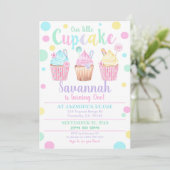Cupcake 1st Birthday Uitnodiging Onze Kleine Cupca (Staand voorkant)