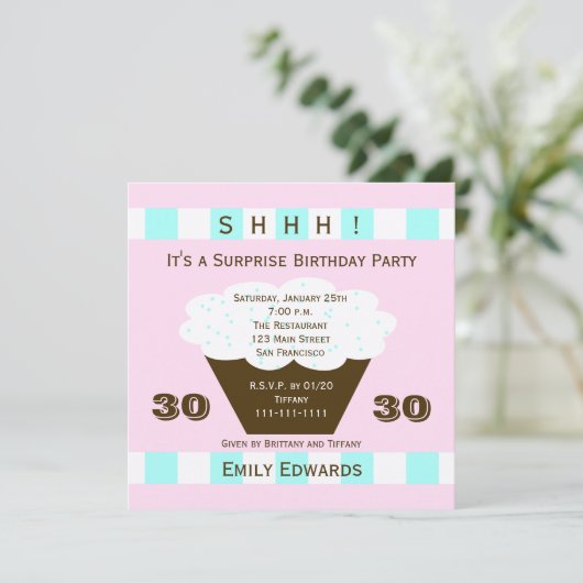 Cupcake 30e verrassing verjaardagsfeestje uitnodig kaart (Staand voorkant)