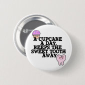 Cupcake A Day Sweet Tooth Away Ronde Button 5,7 Cm (Voorkant /achterkant)