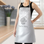 Cupcake Bakery Chic Sliver Glitter Drift Script Schort<br><div class="desc">Hier is een wonderlijke manier om het plezier van het bakken toe te voegen. Voeg extra glans toe aan je culinaire avonturen wanneer je dit elegante, verfijnde, eenvoudige en moderne schort draag. Een dunne, zilveren cupcake, een handgeschreven scripttypografie en glitter druppelt een faux metallic zilveren ombre achtergrond. Personaliseer met jouw...</div>