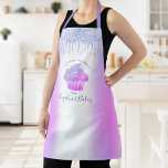Cupcake Bakery Paars Blue Glitter Drivers Script Schort<br><div class="desc">Hier is een wonderlijke manier om het plezier van het bakken toe te voegen. Voeg extra glans toe aan je culinaire avonturen wanneer je dit elegante, verfijnde, eenvoudige en moderne schort draag. Een dunne, paarse roze blauwe ombre cupcake, handgeschreven schrijftypografie en glitterdruppels bedekken een girale faux metallic paarse blauwe ombre...</div>