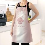 Cupcake bakkerij Roos Gold Glitter Drift Typografi Schort<br><div class="desc">Hier is een wonderlijke manier om het plezier van het bakken toe te voegen. Voeg extra glans toe aan je culinaire avonturen wanneer je dit elegante, verfijnde, eenvoudige en moderne schort draag. Een dunne, roos goudcakaart, handgeschreven schrijftypografie en glitterdruppels bedekken een girale achtergrond van metalen rozen goudmassa. Personaliseer met jouw...</div>
