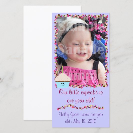 Cupcake en Sprinkles Birthday-fotokaart Aankondiging (Voorkant / Achterkant)