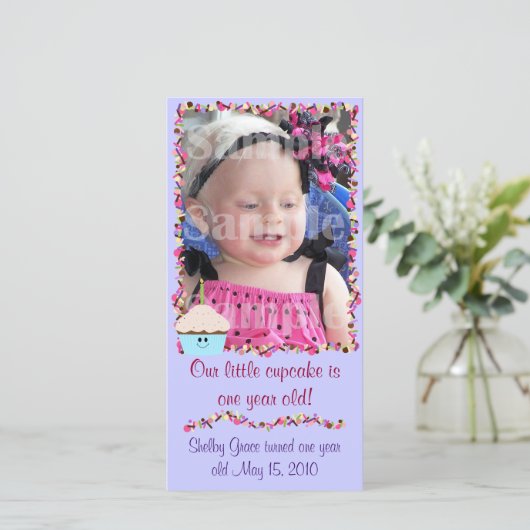 Cupcake en Sprinkles Birthday-fotokaart Aankondiging (Staand voorkant)